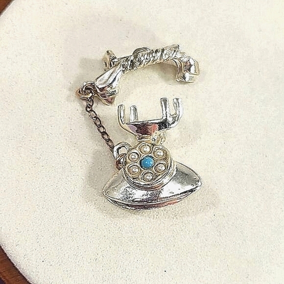 🔥5/$25 Old School Telephone Brooch - Picture 1 of 4